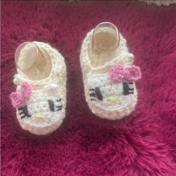 Adorable! Hello kitty, pearl button crochet baby booties and dress set - Picture 12 of 15